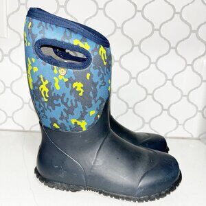 Bogs Pull On Boots Youth Size 4 Insulated Rubber Waterproof Blue Yellow Camo